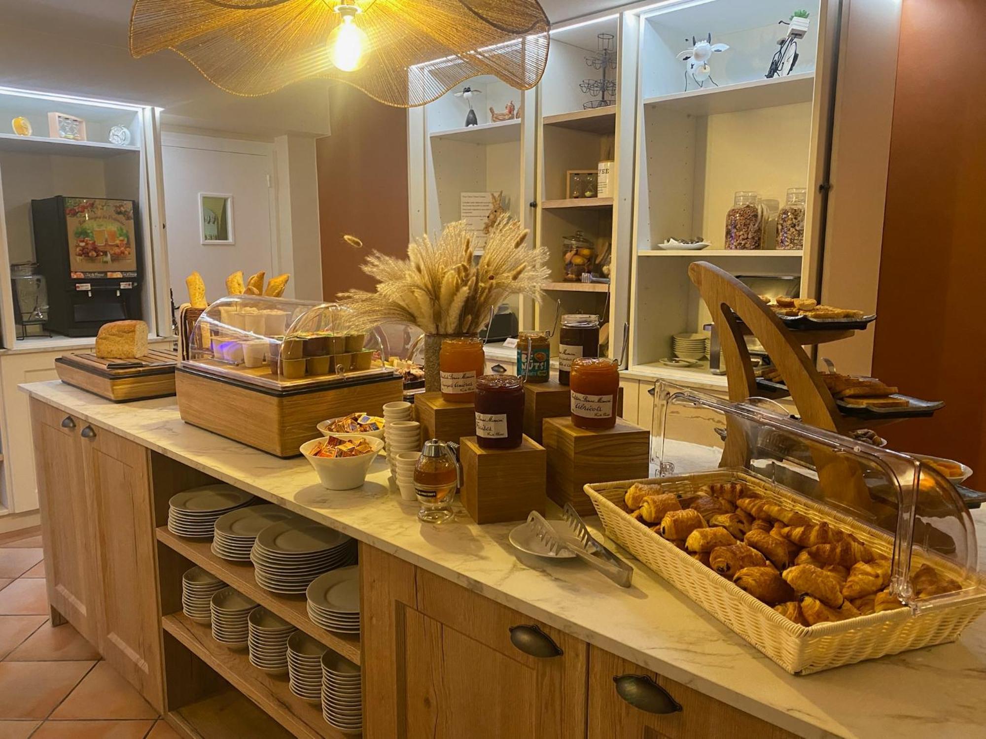 Logis Hotels - Hotel Restaurant Domaine Les Falaises 마텔 외부 사진